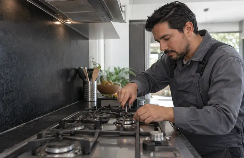 Técnico revisando una estufa de gas